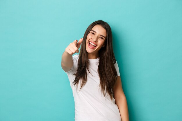 Foto mujer joven, en, camiseta blanca, posar