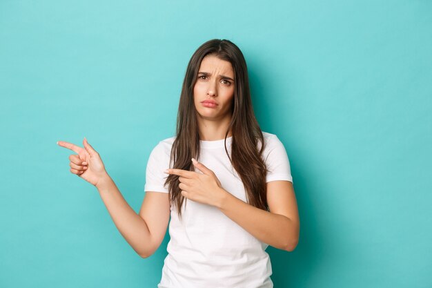 Mujer joven, en, camiseta blanca, posar