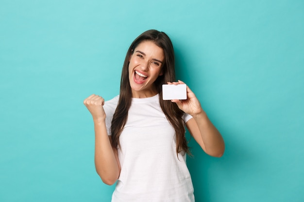 Foto mujer joven, en, camiseta blanca, posar