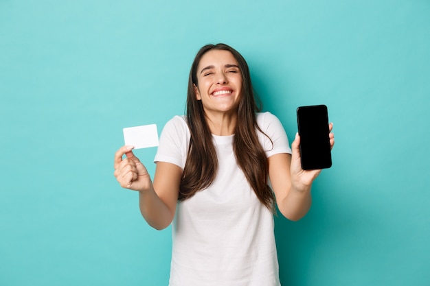 Mujer joven, en, camiseta blanca, posar