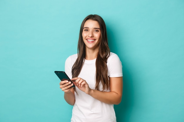 Mujer joven, en, camiseta blanca, posar