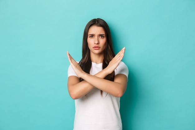 Mujer joven, en, camiseta blanca, posar