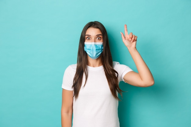 Mujer joven, en, camiseta blanca, posar