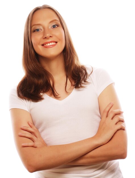 Una mujer joven con una camiseta blanca.