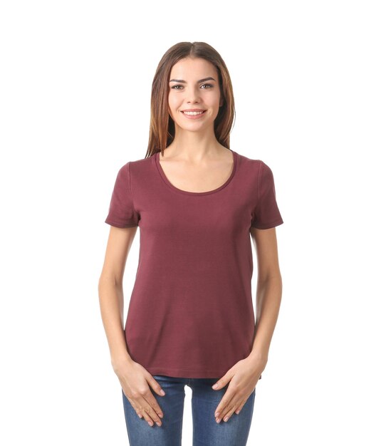 Foto mujer joven en camiseta elegante sobre fondo blanco mockup para diseño