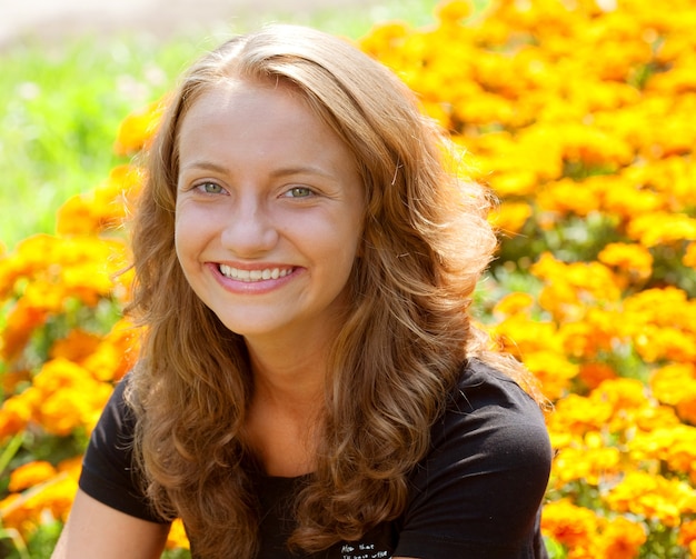 Mujer joven en el campo amarillo