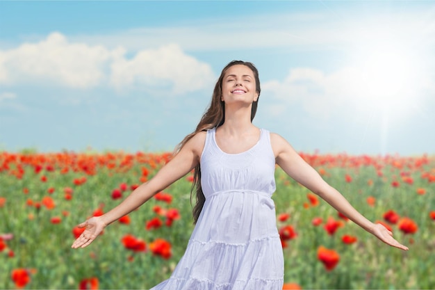 mujer joven, en, campo, debajo, luz del sol