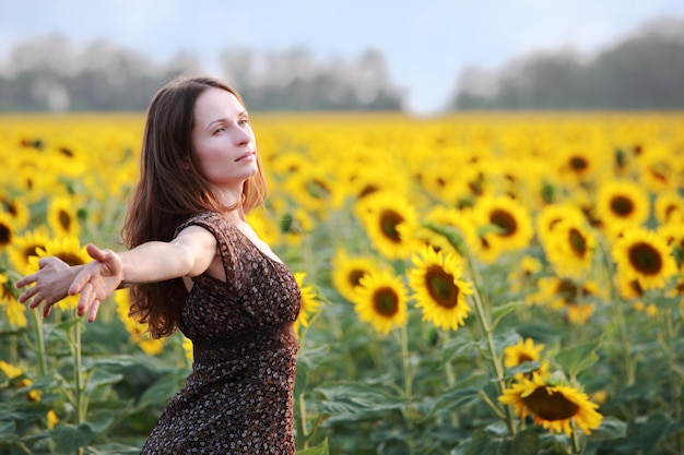 Mujer joven en campo de girasol