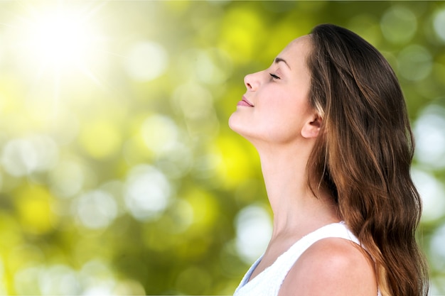 Mujer joven en campo bajo la luz del atardecer