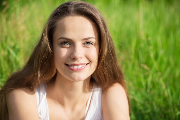 Mujer joven en el campo bajo la luz del atardecer