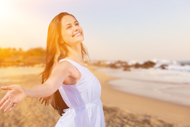 Mujer joven en campo bajo la luz del atardecer