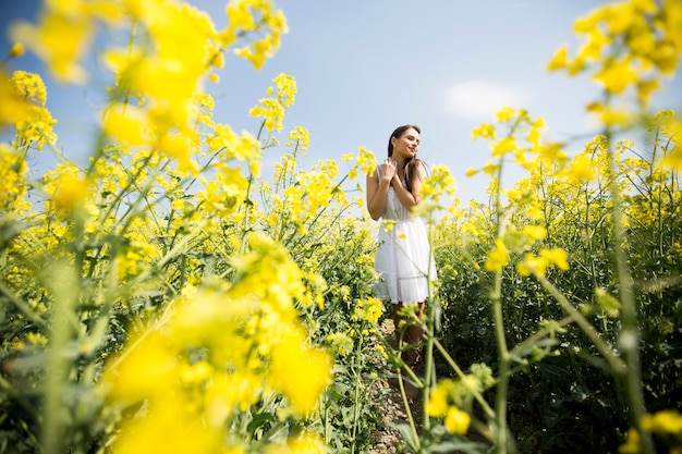 Mujer joven en el campo de primavera