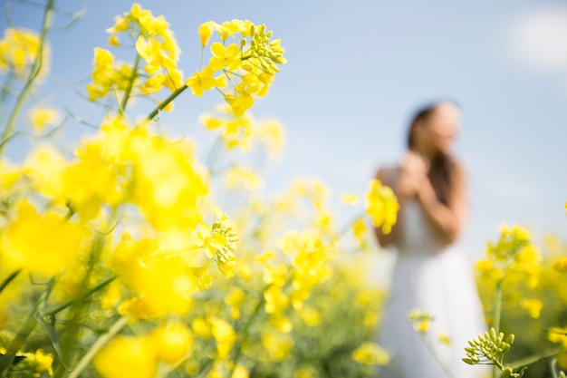 Mujer joven en el campo de primavera