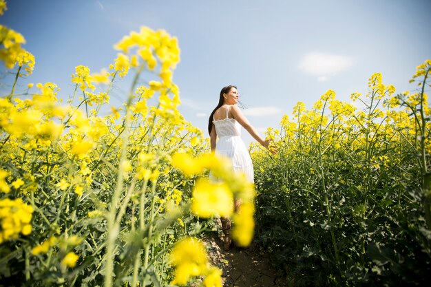 Mujer joven en el campo de primavera