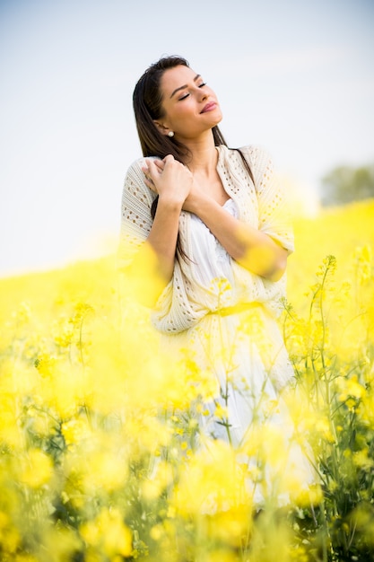 Mujer joven en el campo de primavera