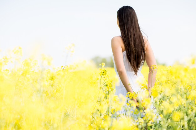 Mujer joven en el campo de primavera