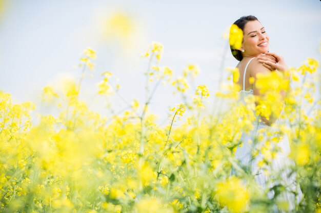 Mujer joven en el campo de primavera