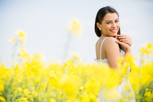 Mujer joven en el campo de primavera