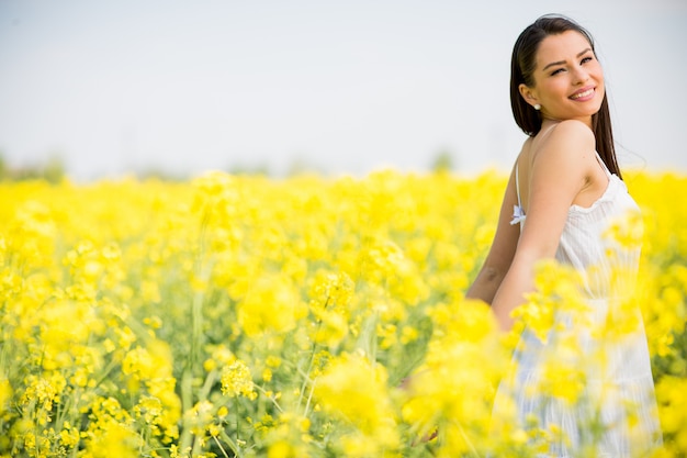 Mujer joven en el campo de primavera