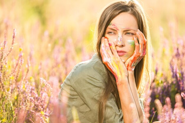 mujer joven en el campo sobre la luz del sol