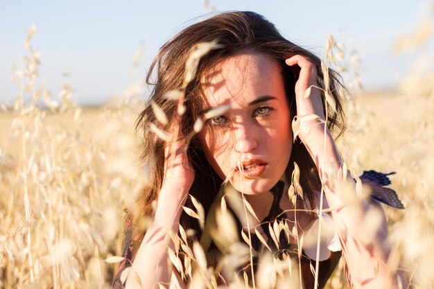 Mujer joven en un campo de trigo