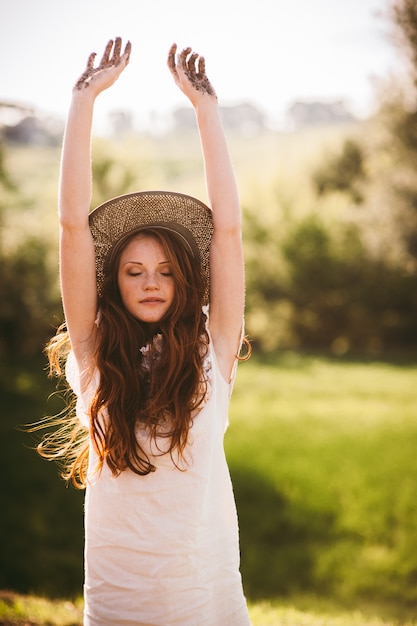 mujer joven en el campo