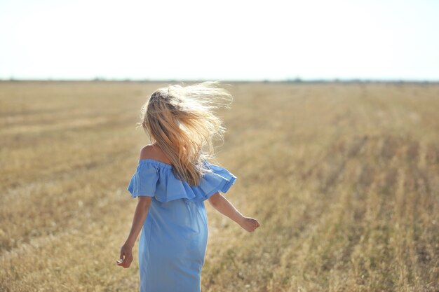 Mujer joven, en, campo