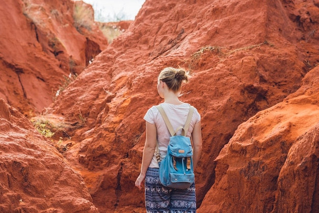 Mujer joven en el cañón rojo cerca de Mui Ne, en el sur de Vietnam.