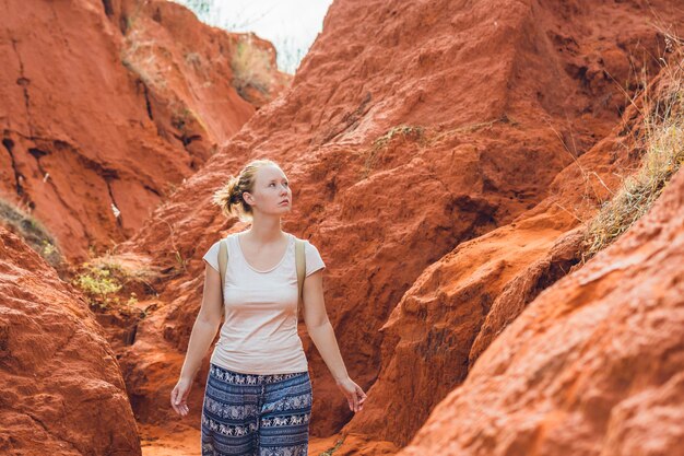 Mujer joven en el cañón rojo cerca de Mui Ne, en el sur de Vietnam.