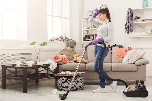 Mujer joven cansada de la casa de limpieza de primavera