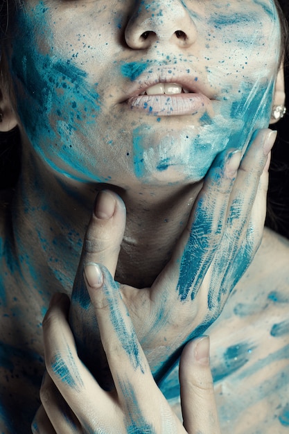 Foto mujer joven con cara pintada