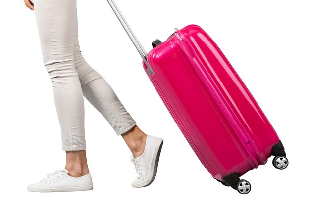 mujer joven cargando un equipaje