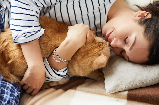 Mujer joven, caricias, con, gato