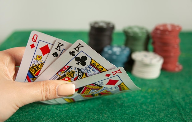 Mujer joven con cartas de póquer