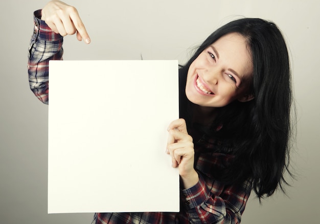 Mujer joven con un cartel en blanco