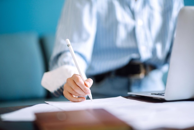 Mujer joven en casa escribiendo y trabajando con Notebook Freelancer trabaja y toma notas