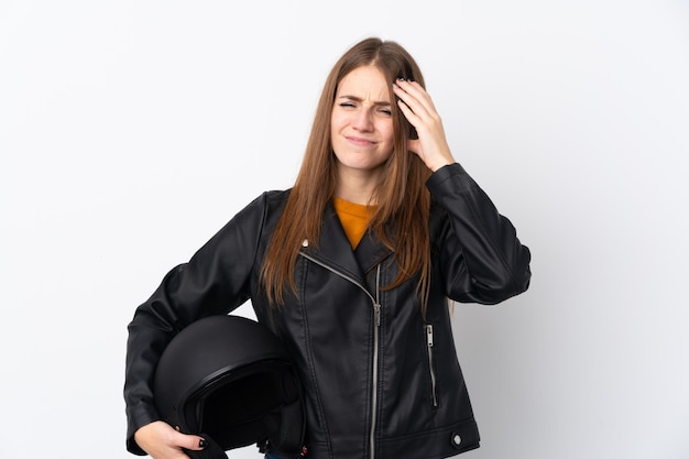 Mujer joven con casco de moto