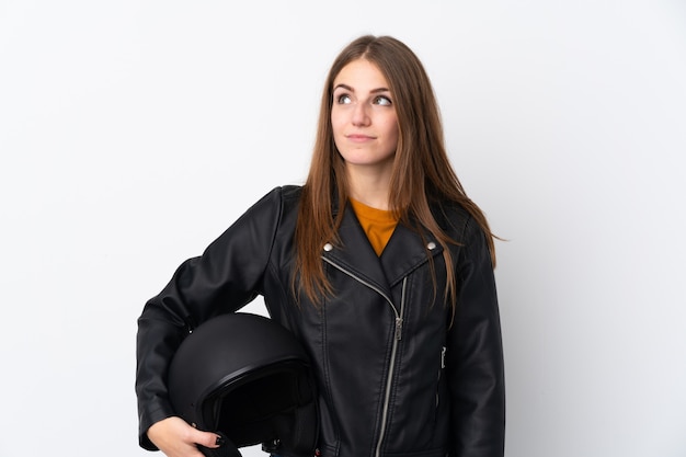 Mujer joven con casco de moto