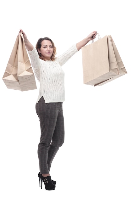 Mujer joven casual con bolsas de compras aislado en un blanco