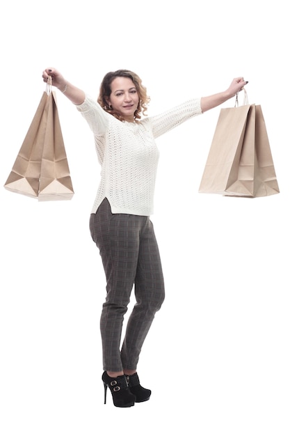 mujer joven casual con bolsas de compras. Aislado en un fondo blanco.