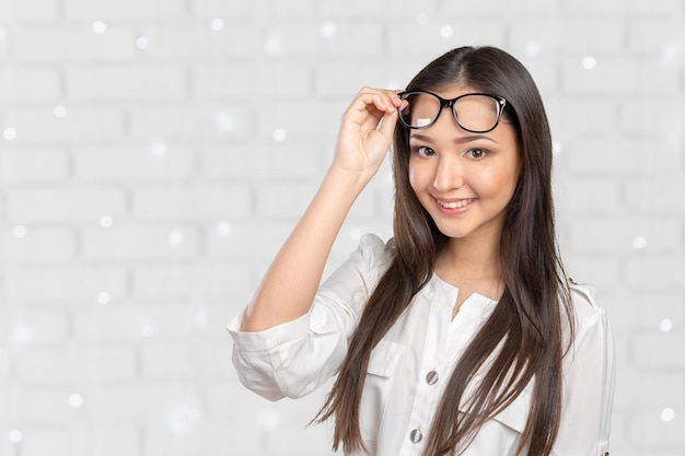 Mujer joven casual feliz en gafas