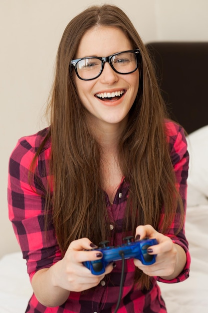 Mujer joven en casual jugando a videojuegos