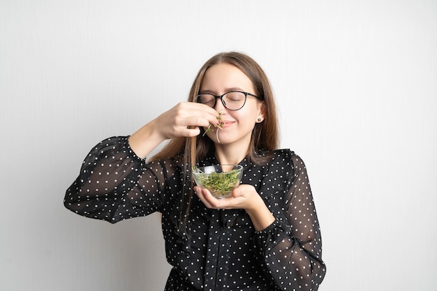 Mujer joven caucásica con ensalada aislado