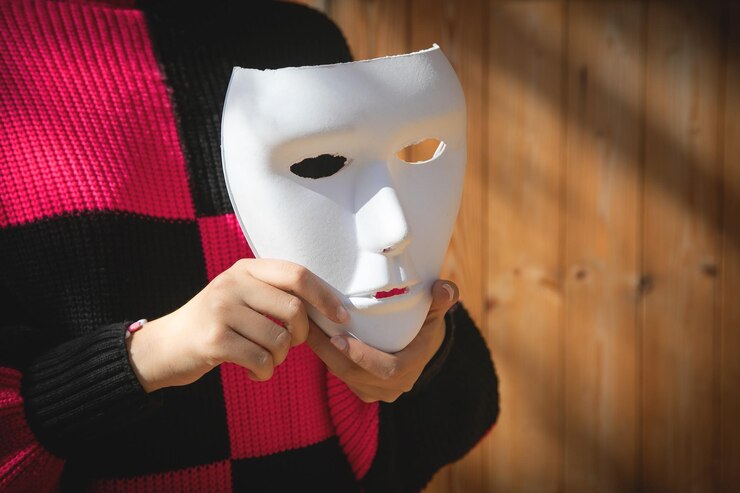 Foto mujer joven caucásica mostrando la máscara facial
