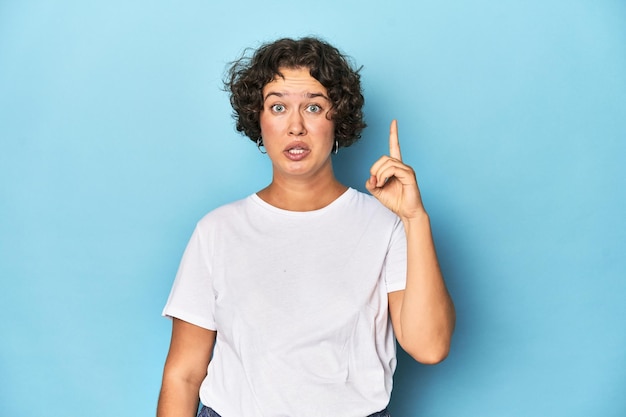 Mujer joven caucásica con pelo corto que tiene un concepto de inspiración idea