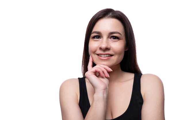 Mujer joven caucásica sonriendo dulcemente en primer plano de fondo blanco