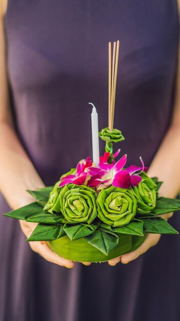 Mujer joven celebra carreras de loy krathong en el festival de agua loy krathong la gente compra flores y