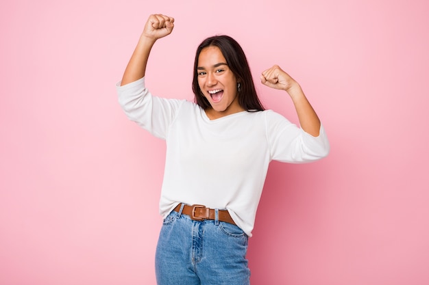 Mujer joven celebrando algo