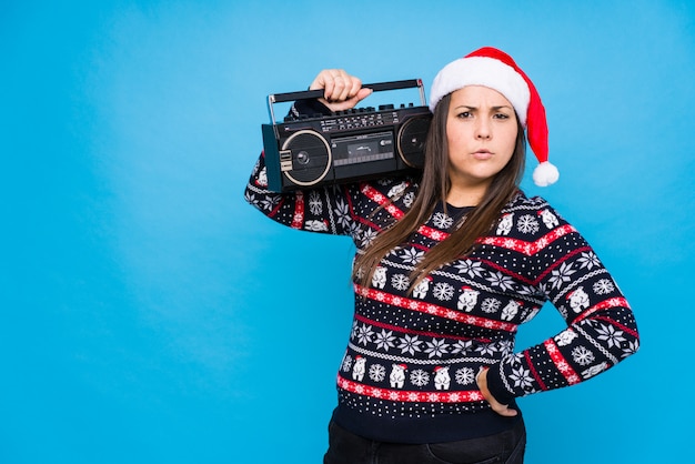 Mujer joven celebrando el día de navidad