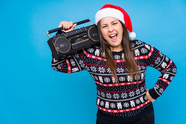 Mujer joven celebrando el día de navidad